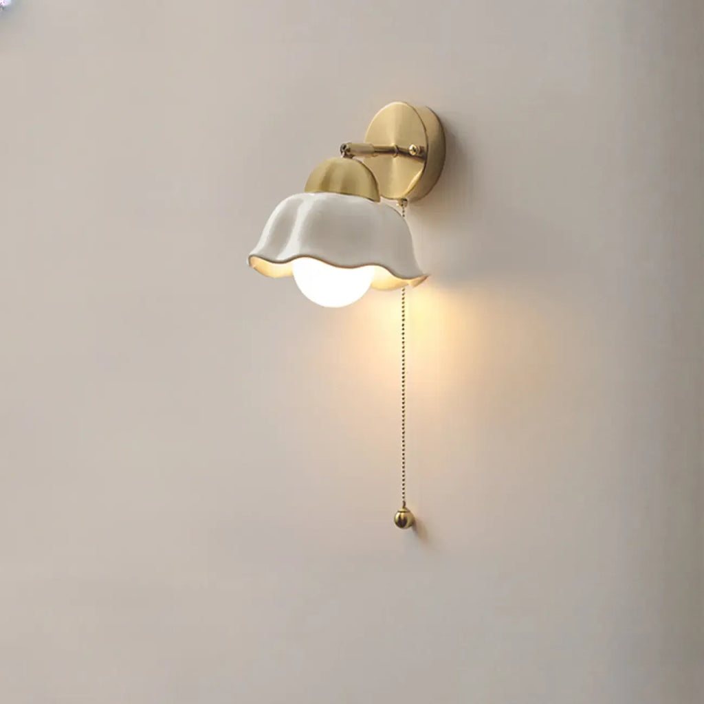 Applique murale d'intérieur de 12,5 à 22,5 cm avec abat-jour en céramique et chaînette.