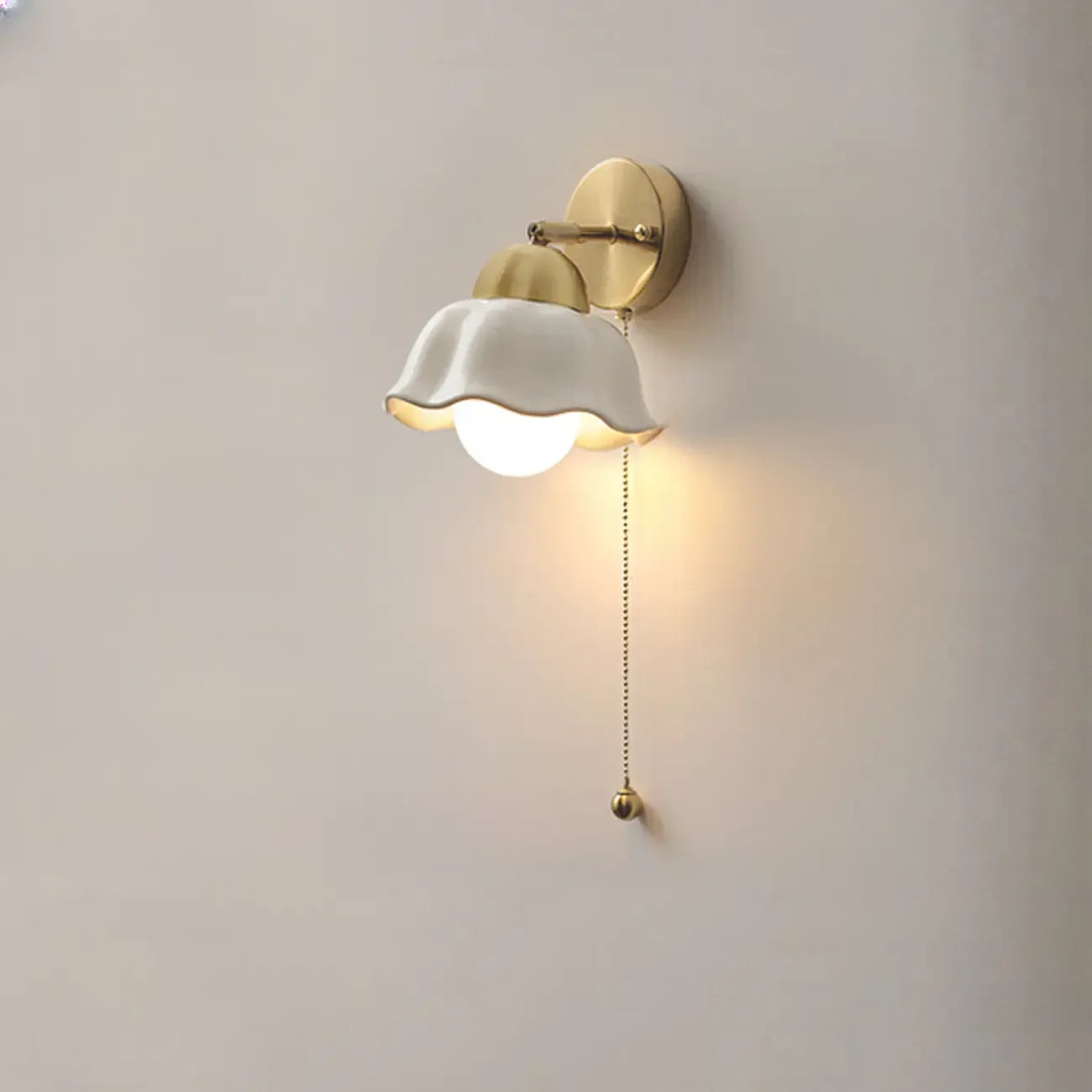 Applique murale d'intérieur de 12,5 à 22,5 cm avec abat-jour en céramique et chaînette.