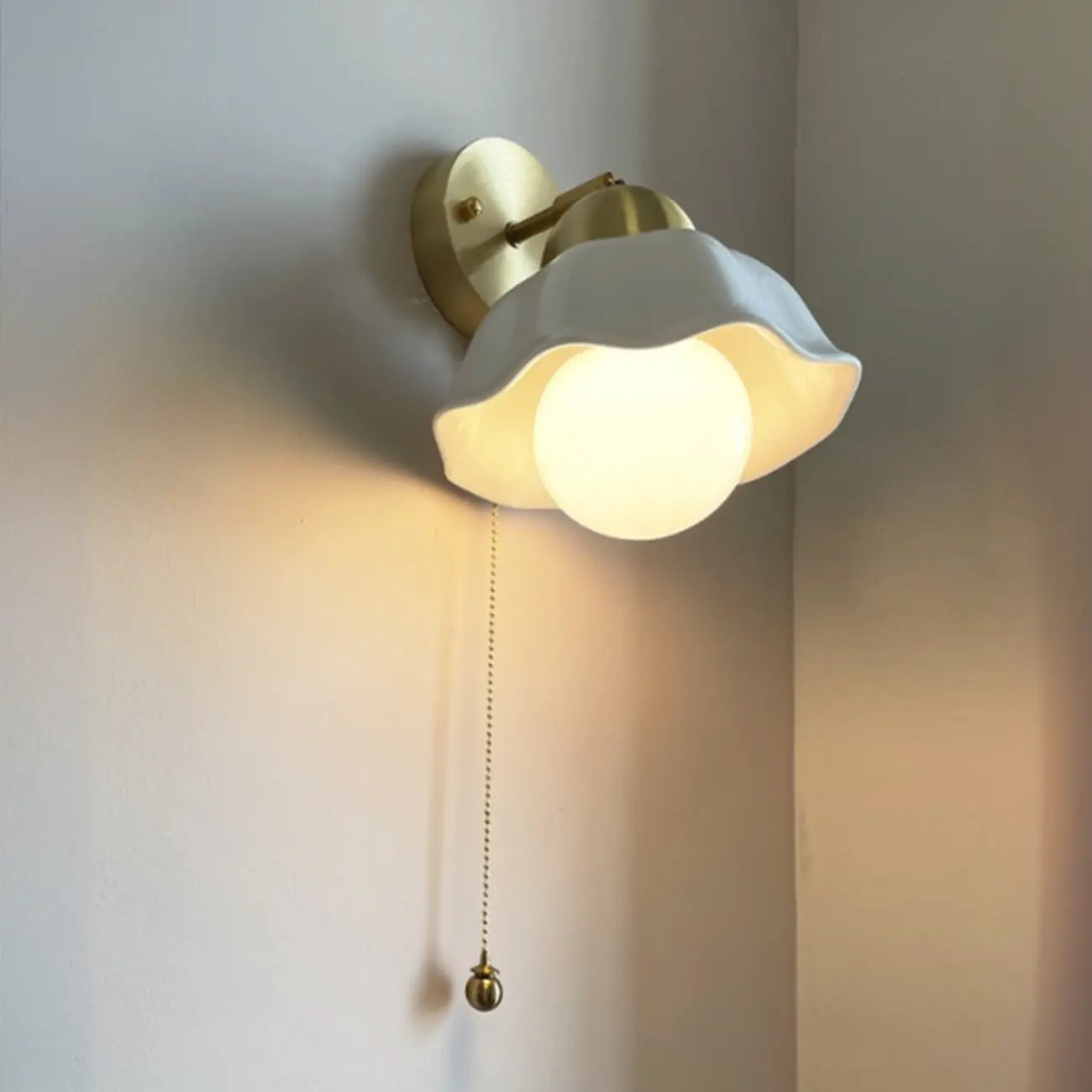 Applique murale d'intérieur de 12,5 à 22,5 cm avec abat-jour en céramique et chaînette.