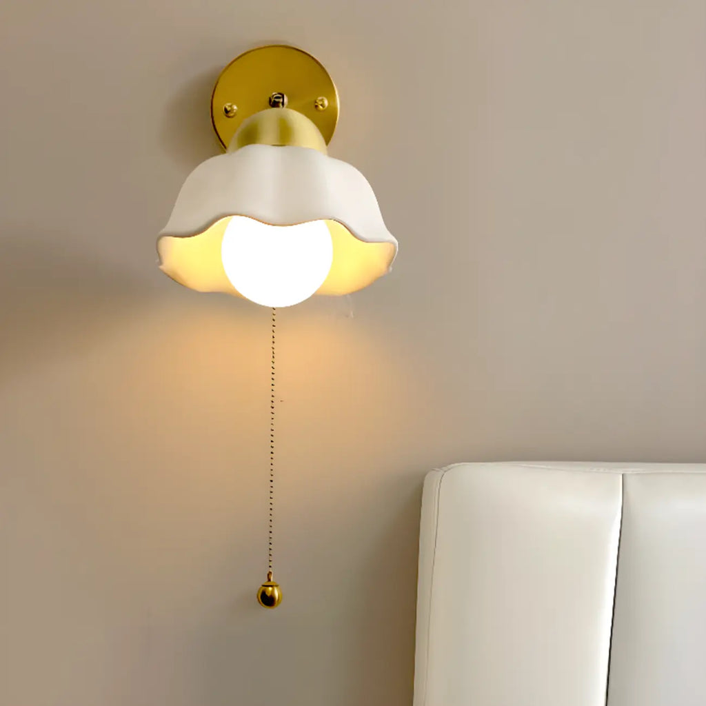 Applique murale d'intérieur de 12,5 à 22,5 cm avec abat-jour en céramique et chaînette.