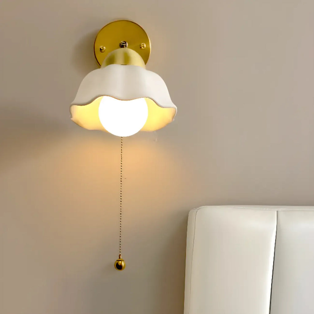 Applique murale d'intérieur de 12,5 à 22,5 cm avec abat-jour en céramique et chaînette.