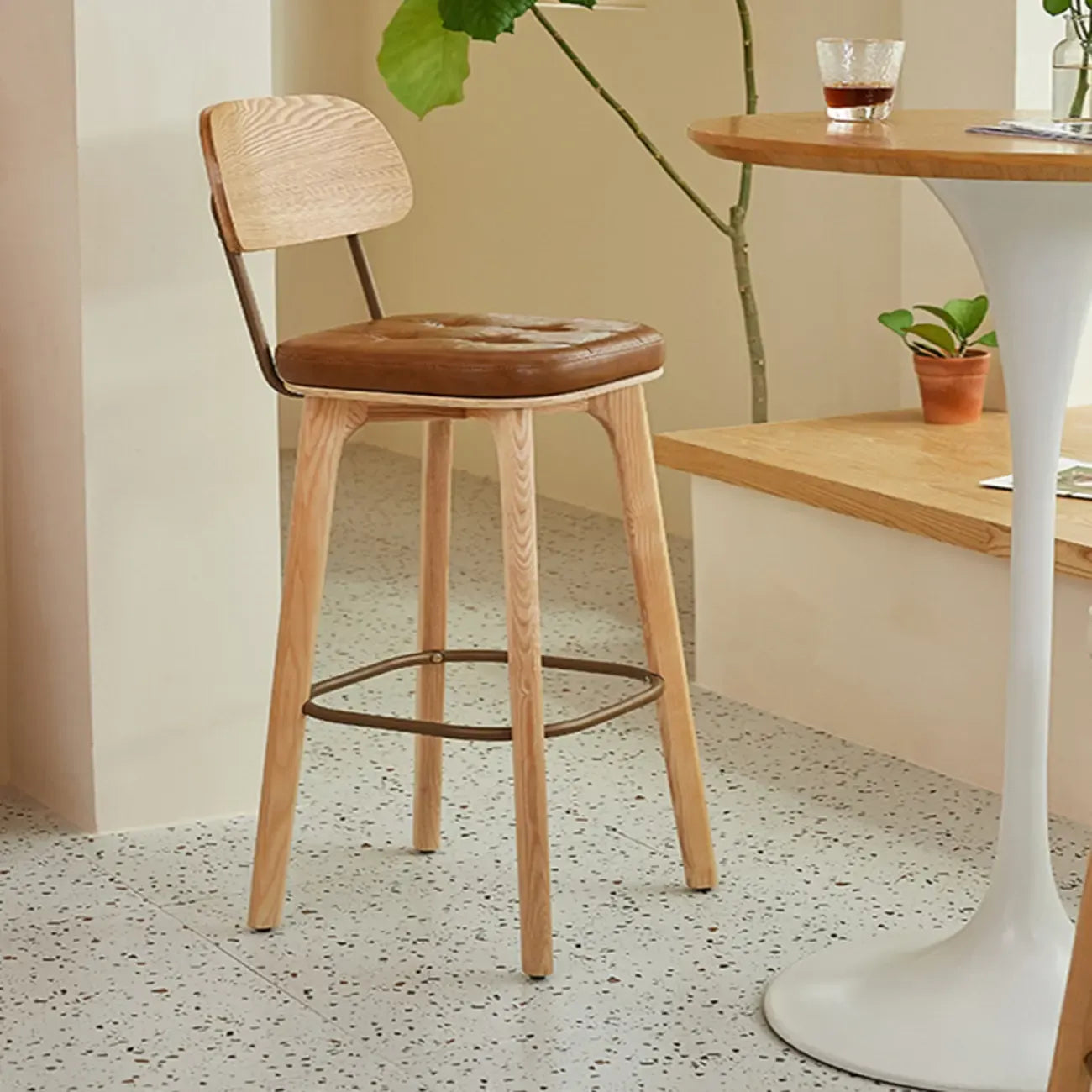 Tabourets de bar carrés en cuir de style moderne du milieu du siècle avec dossier