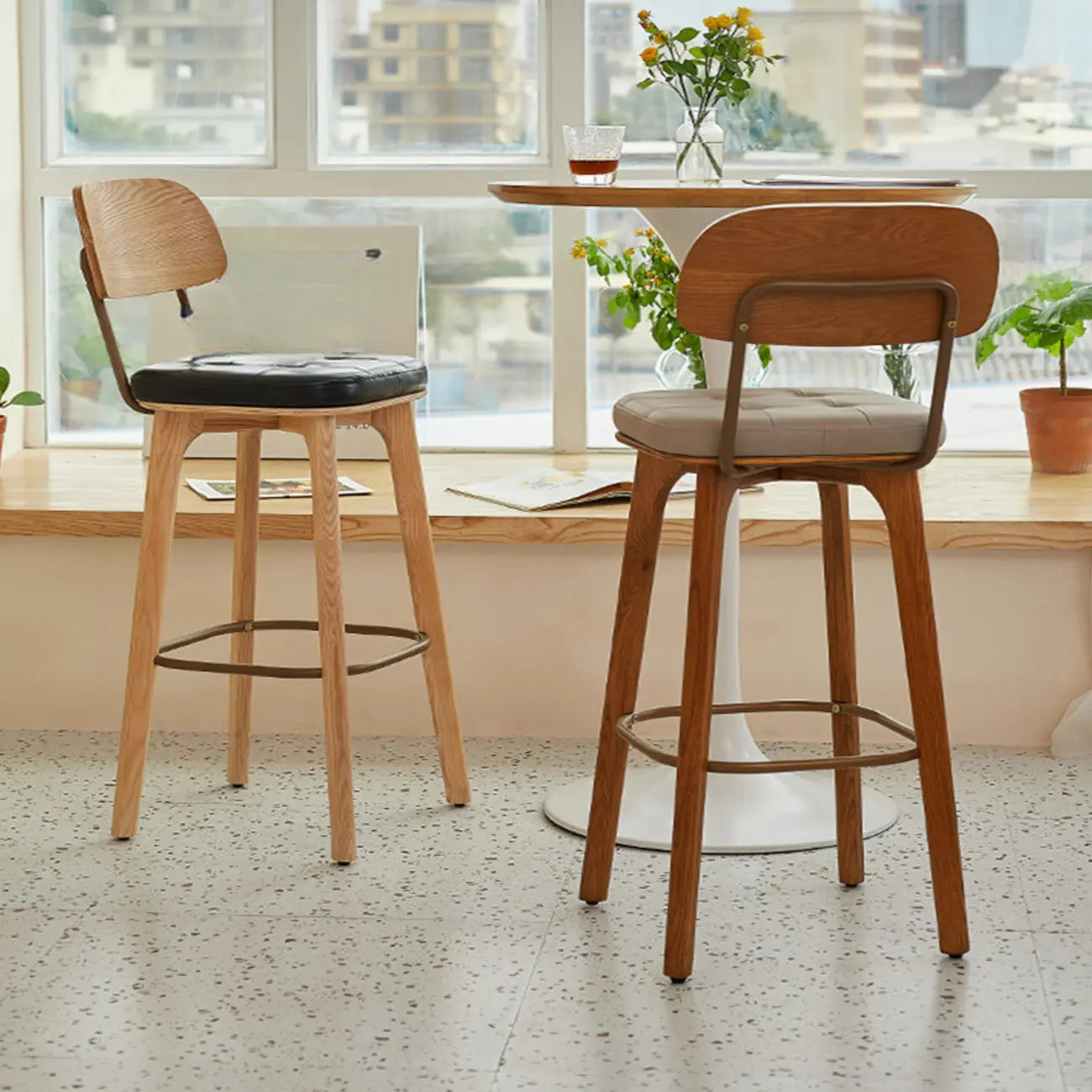 Tabourets de bar carrés en cuir de style moderne du milieu du siècle avec dossier