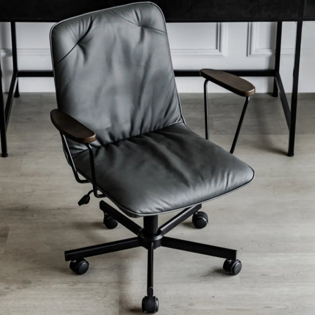 Élégant fauteuil de bureau pivotant en métal et cuir gris avec roulettes