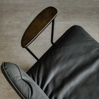 Élégant fauteuil de bureau pivotant en métal et cuir gris avec roulettes