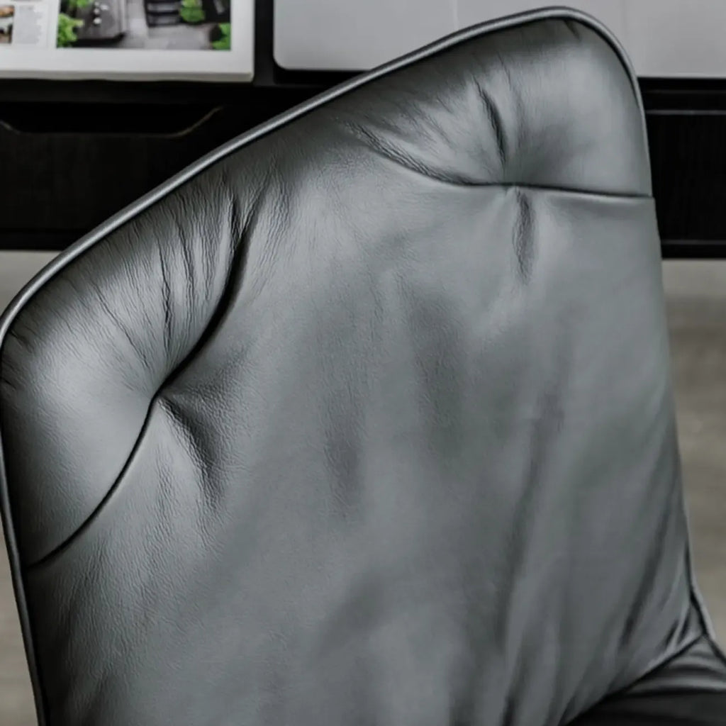 Élégant fauteuil de bureau pivotant en métal et cuir gris avec roulettes