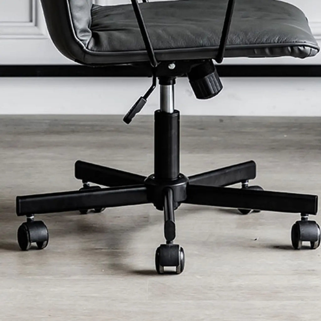 Élégant fauteuil de bureau pivotant en métal et cuir gris avec roulettes