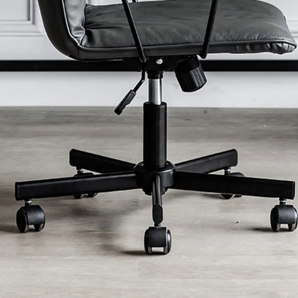 Élégant fauteuil de bureau pivotant en métal et cuir gris avec roulettes
