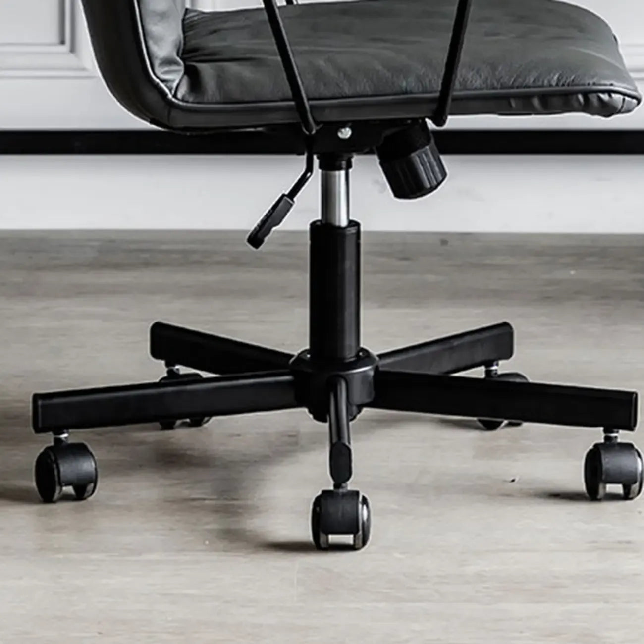 Élégant fauteuil de bureau pivotant en métal et cuir gris avec roulettes