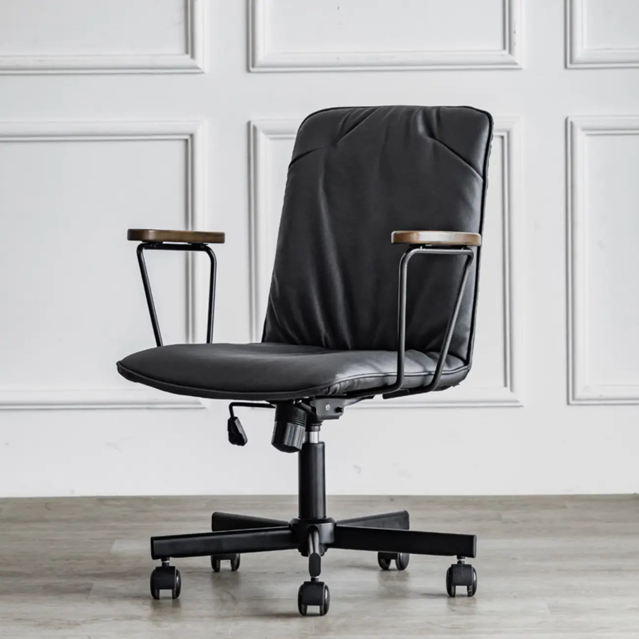 Élégant fauteuil de bureau pivotant en métal et cuir gris avec roulettes