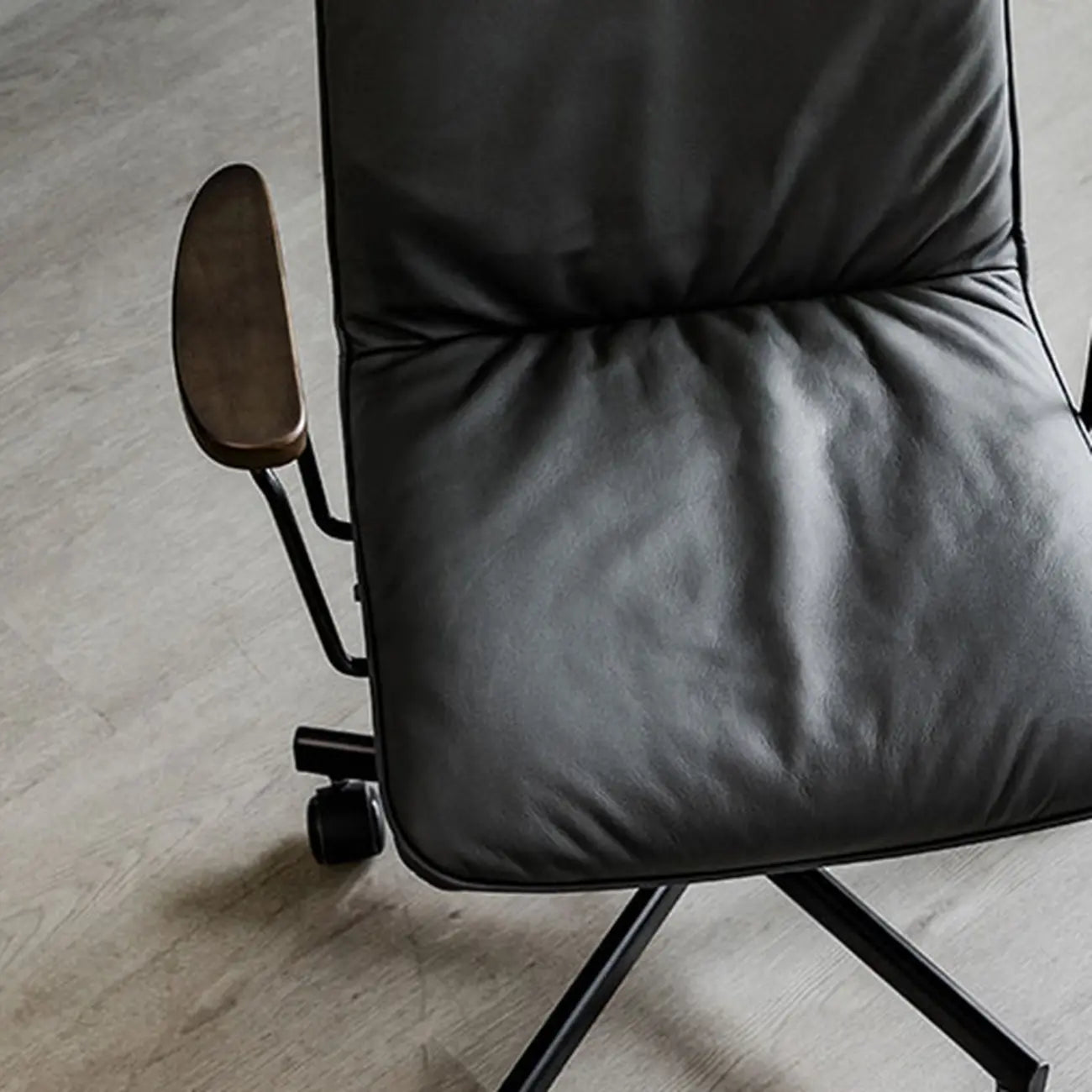 Élégant fauteuil de bureau pivotant en métal et cuir gris avec roulettes