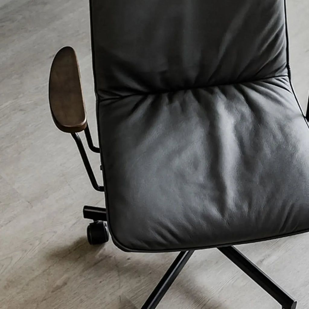 Élégant fauteuil de bureau pivotant en métal et cuir gris avec roulettes