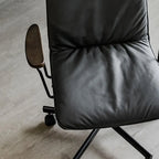 Élégant fauteuil de bureau pivotant en métal et cuir gris avec roulettes