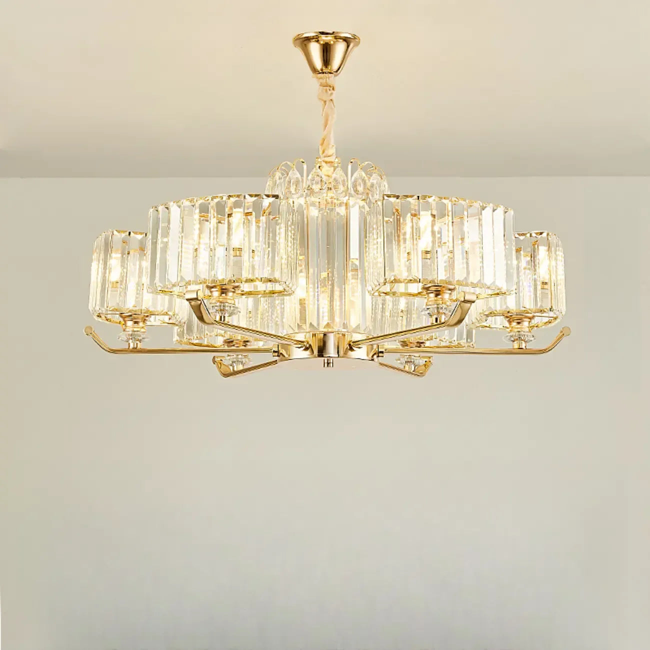 Lustre rond en cristal avec anneau doré glamour