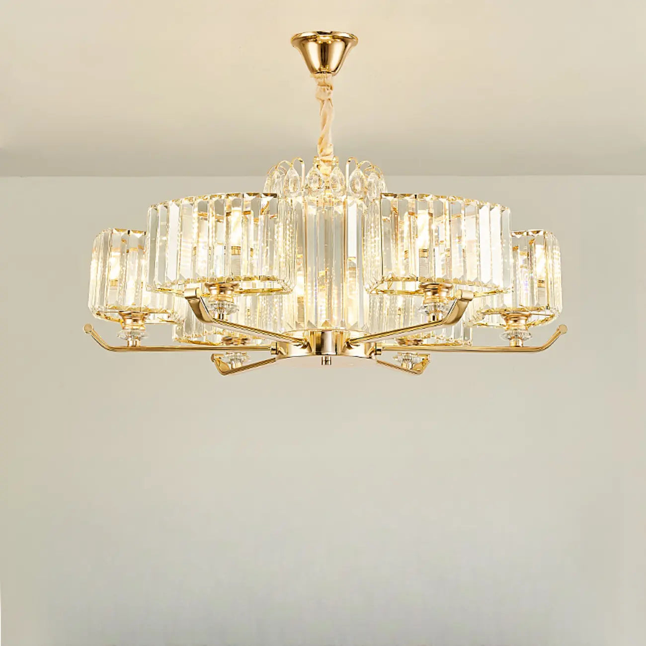 Lustre rond en cristal avec anneau doré glamour