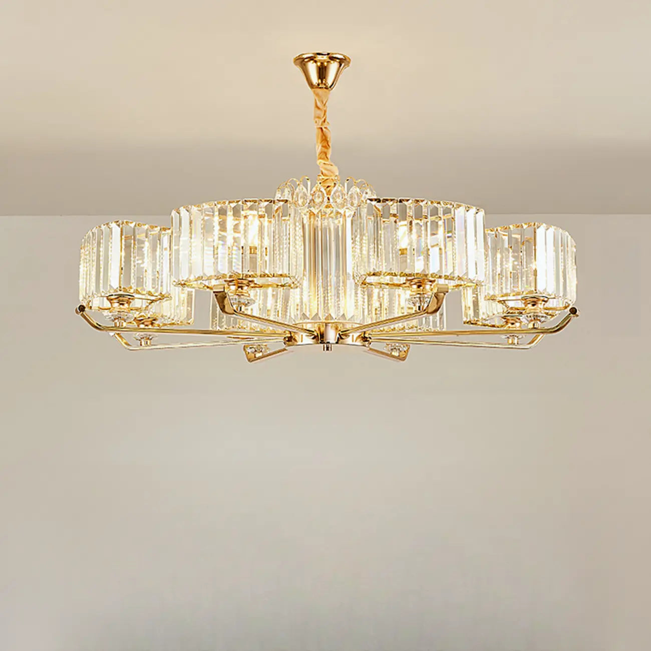 Lustre rond en cristal avec anneau doré glamour