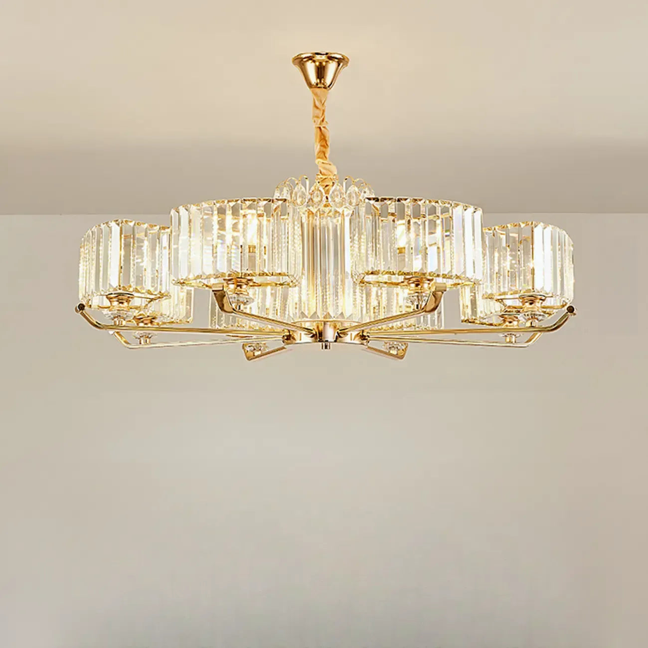 Lustre rond en cristal avec anneau doré glamour