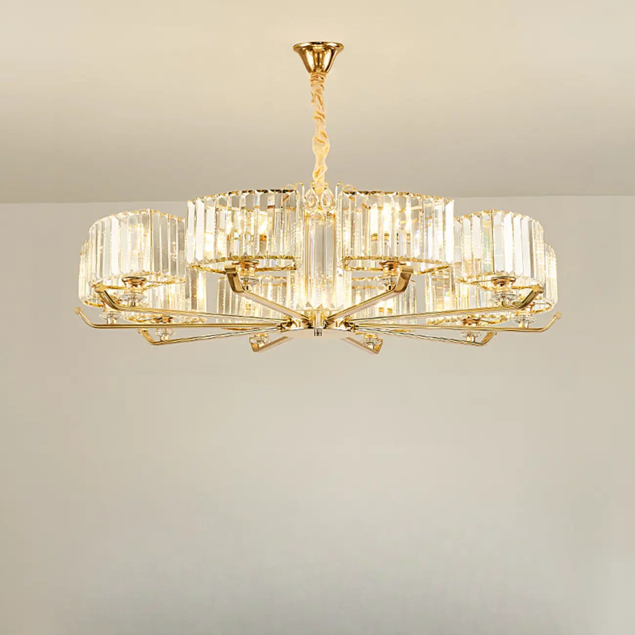 Lustre rond en cristal avec anneau doré glamour