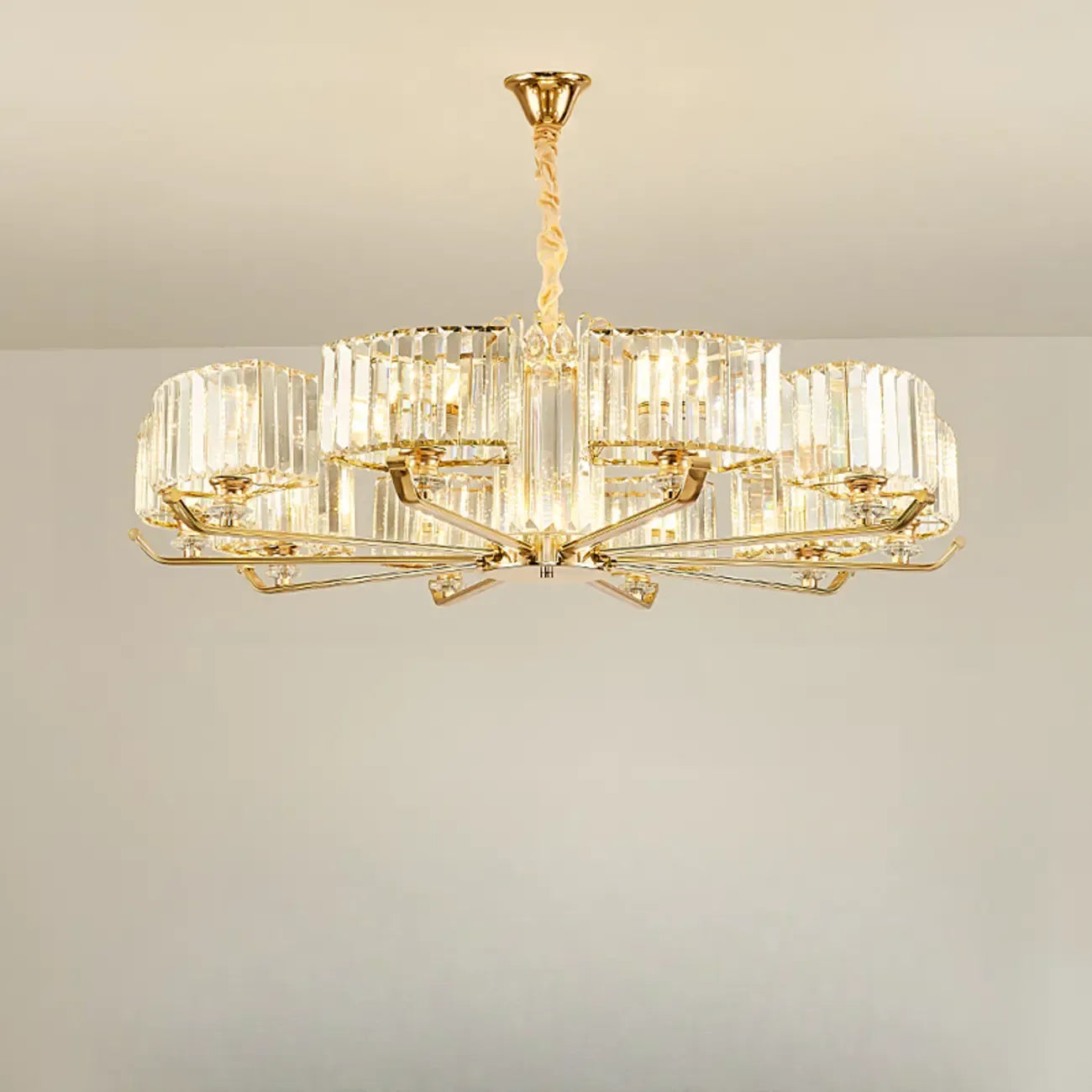 Lustre rond en cristal avec anneau doré glamour