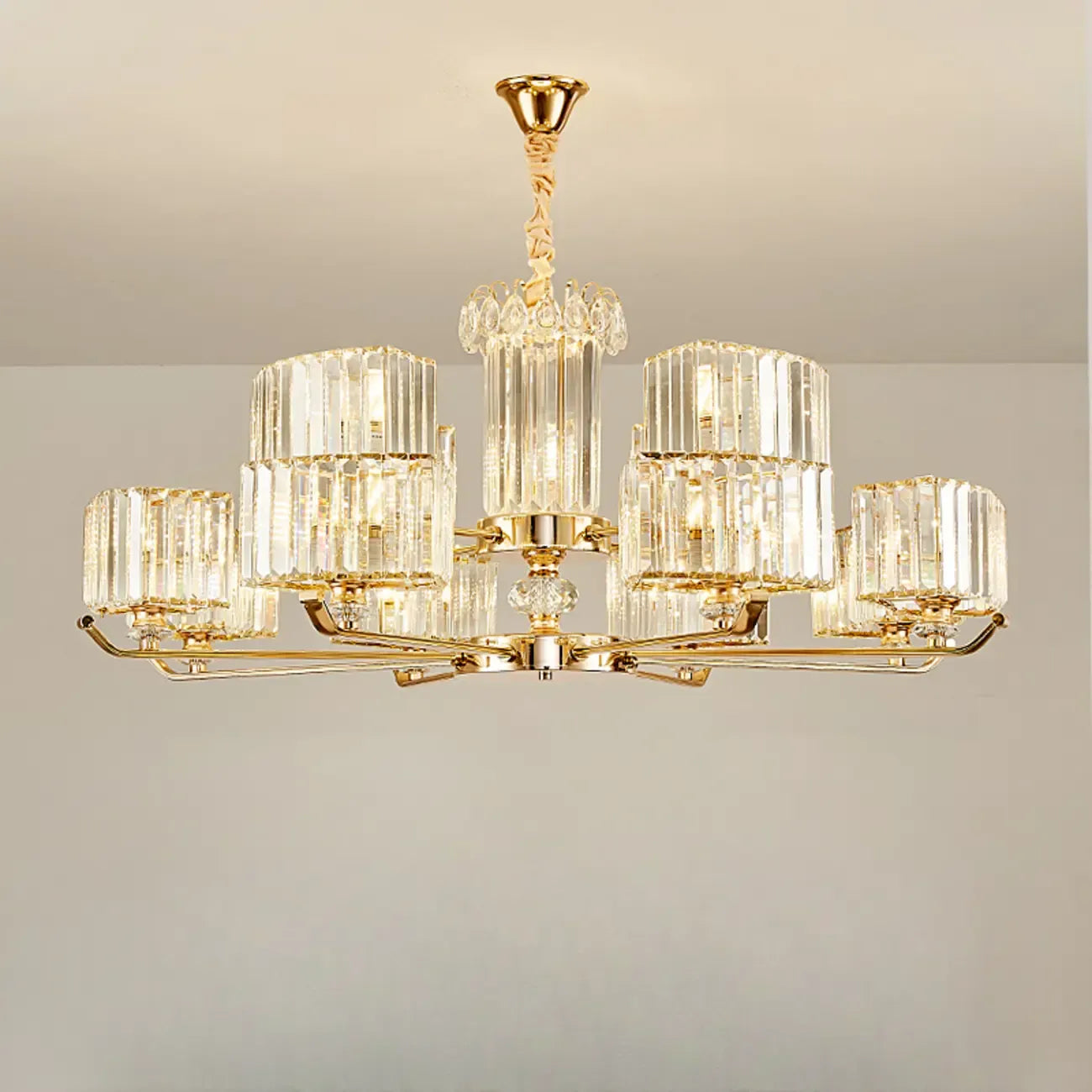 Lustre rond en cristal avec anneau doré glamour