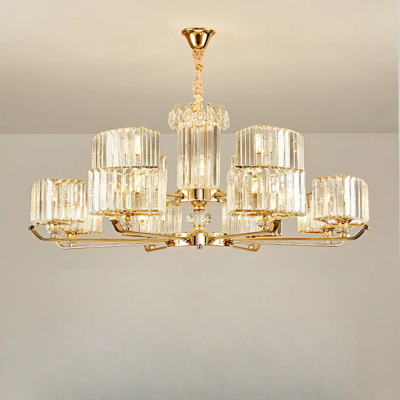 Lustre rond en cristal avec anneau doré glamour