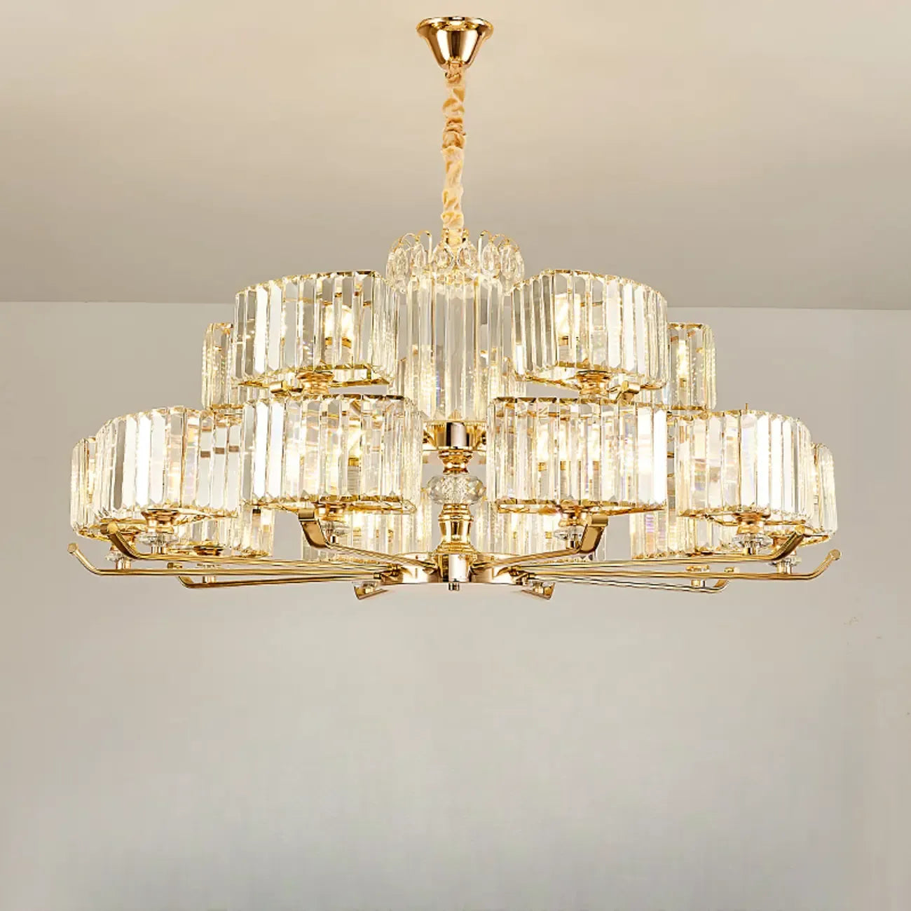 Lustre rond en cristal avec anneau doré glamour