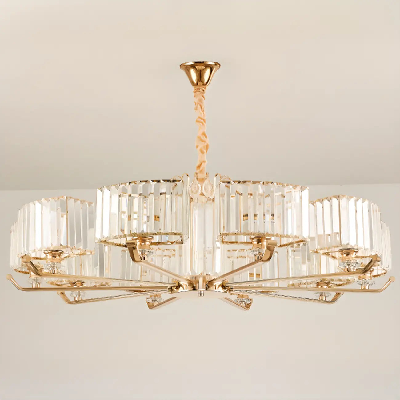Lustre rond en cristal avec anneau doré glamour