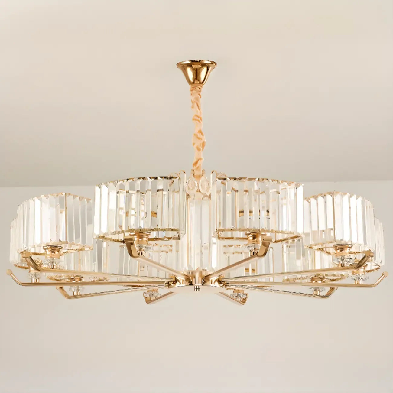 Lustre rond en cristal avec anneau doré glamour