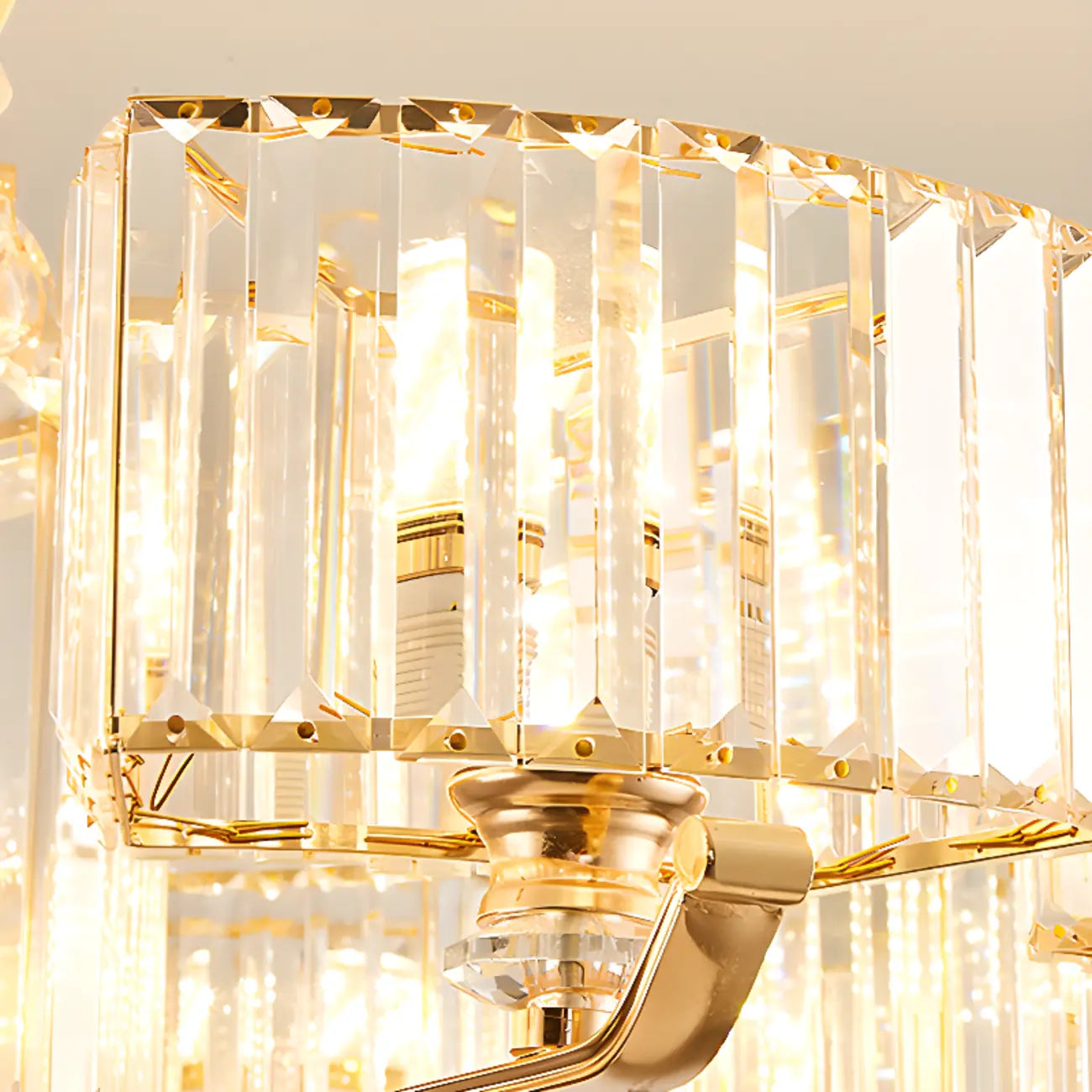 Lustre rond en cristal avec anneau doré glamour