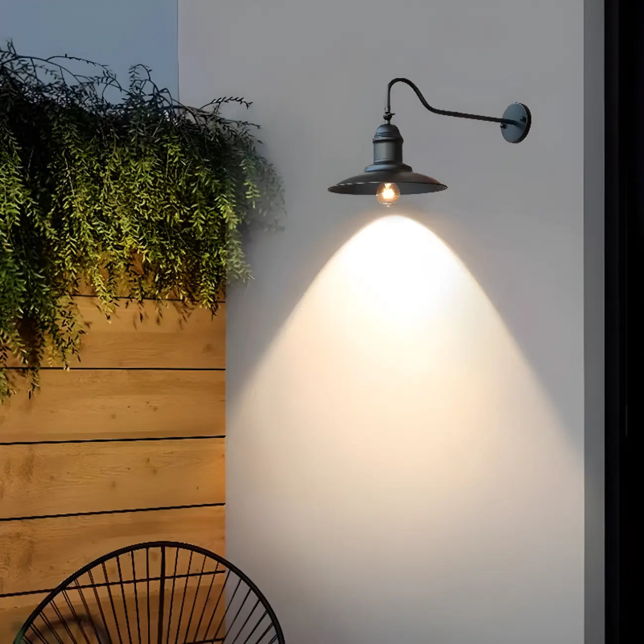 Applique murale extérieure LED industrielle en métal incurvé avec abat-jour vers le bas