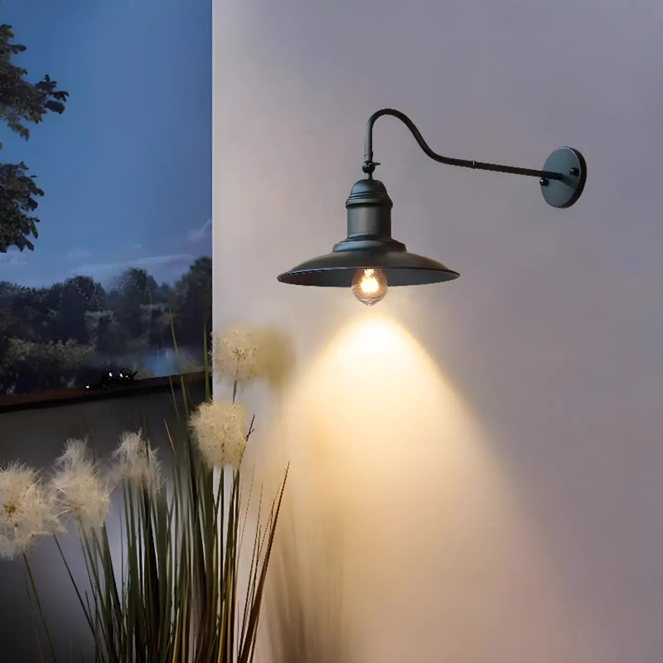Applique murale extérieure LED industrielle en métal incurvé avec abat-jour vers le bas