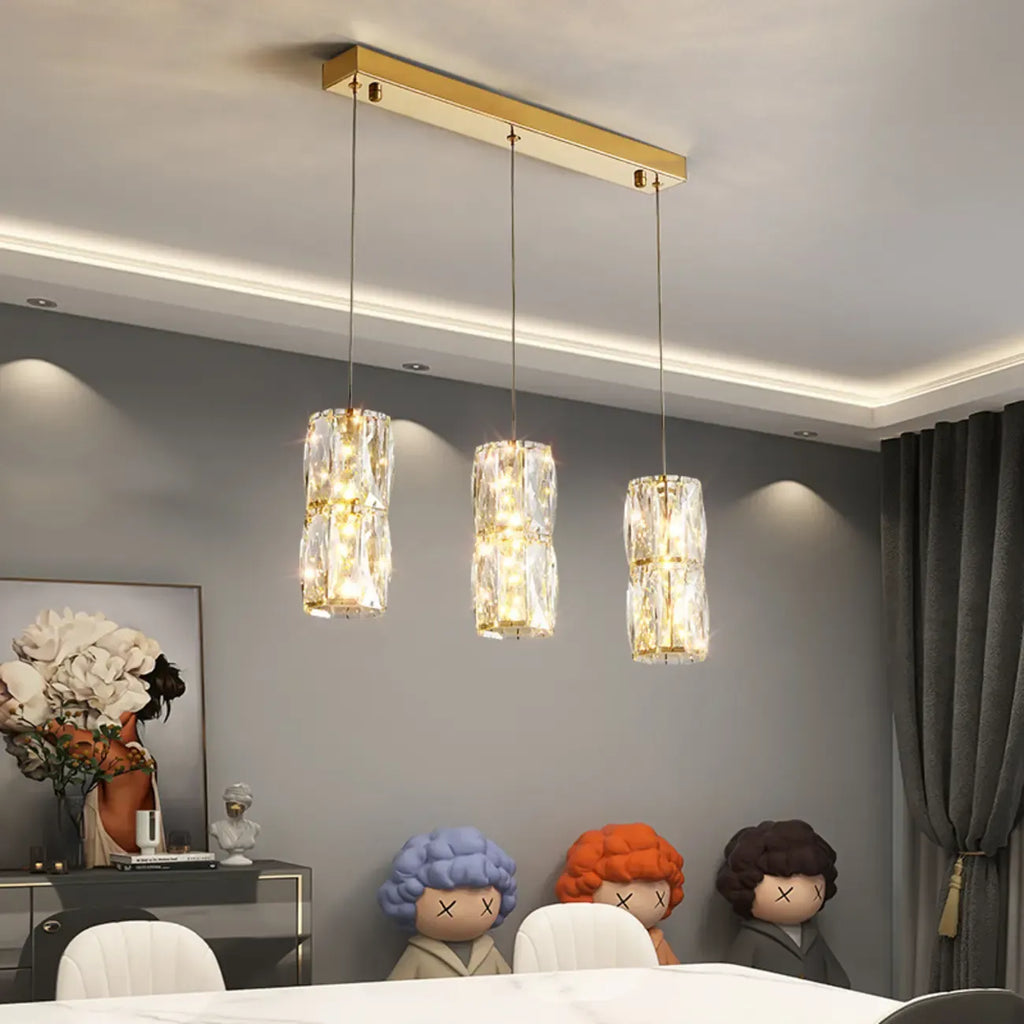 Suspension cylindrique en cristal pour îlot de cuisine, éclairage LED à intensité variable.