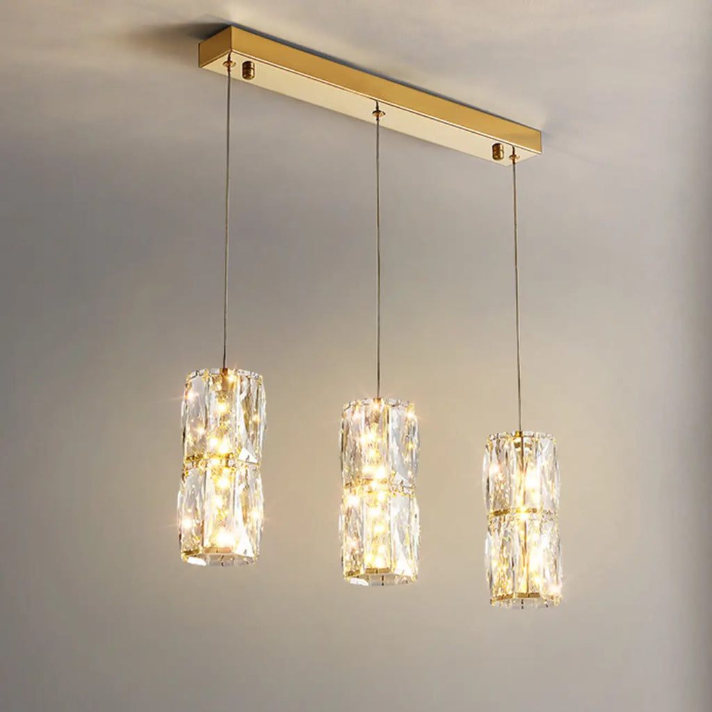 Suspension cylindrique en cristal pour îlot de cuisine, éclairage LED à intensité variable.