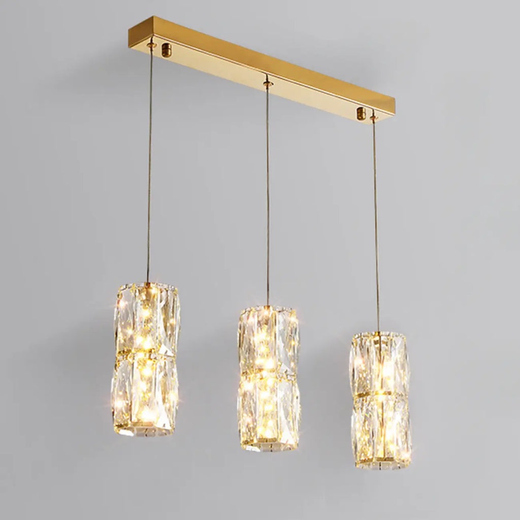 Suspension cylindrique en cristal pour îlot de cuisine, éclairage LED à intensité variable.