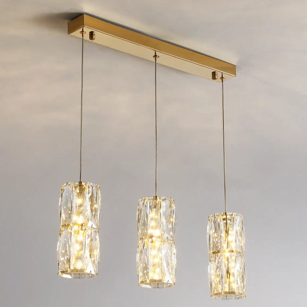 Suspension cylindrique en cristal pour îlot de cuisine, éclairage LED à intensité variable.