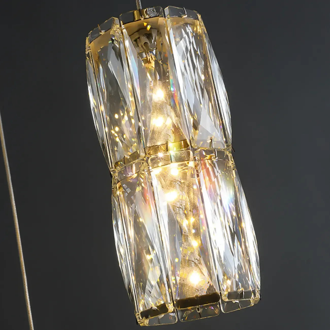 Suspension cylindrique en cristal pour îlot de cuisine, éclairage LED à intensité variable.