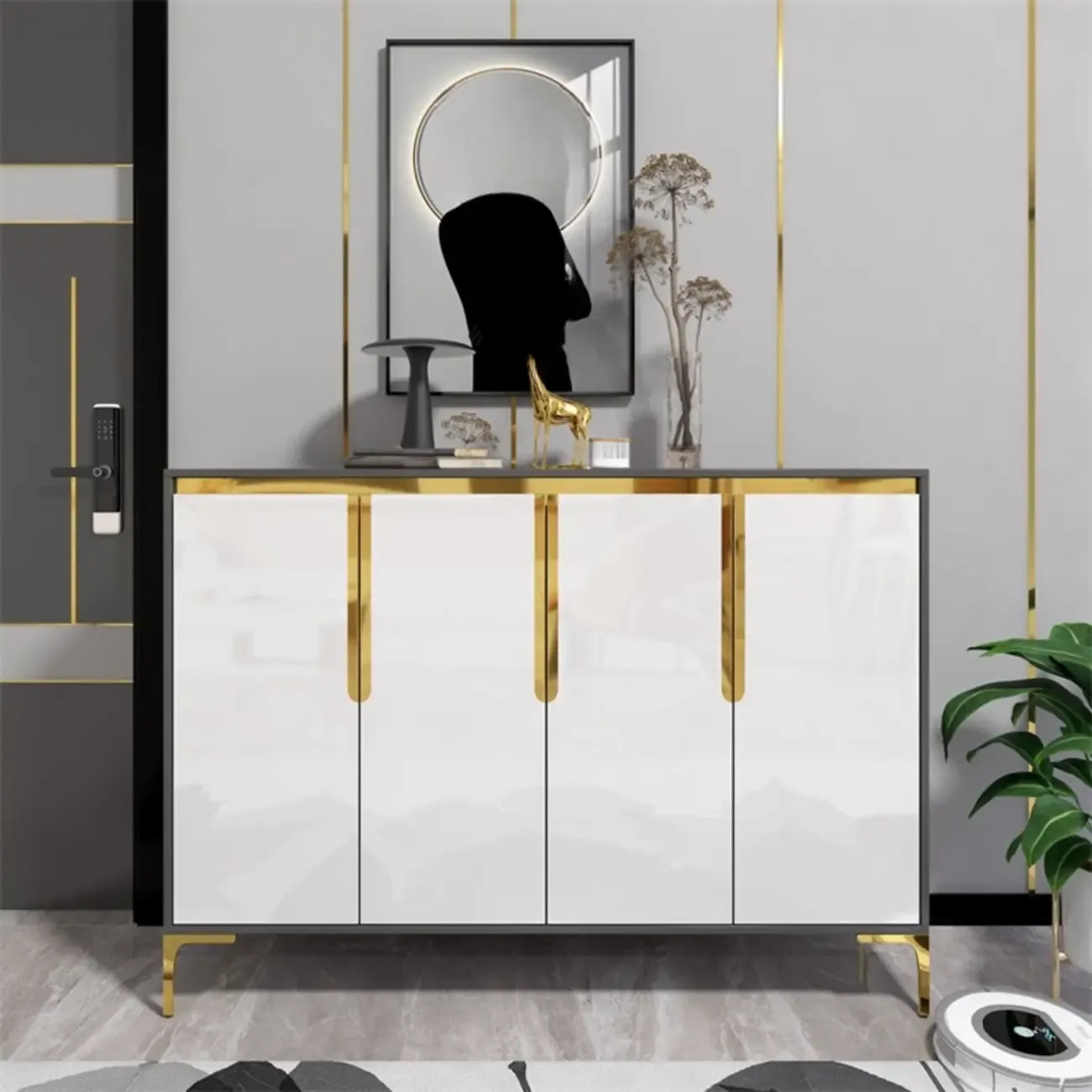 Grand meuble à chaussures en bois avec accents dorés, idéal pour l'entrée