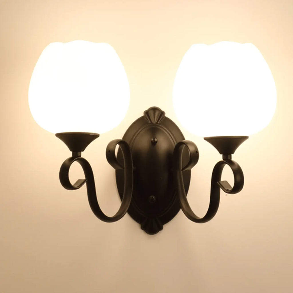 Applique murale blanche à demi-lumière avec abat-jour en verre pour salon