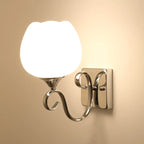 Applique murale blanche à demi-lumière avec abat-jour en verre pour salon