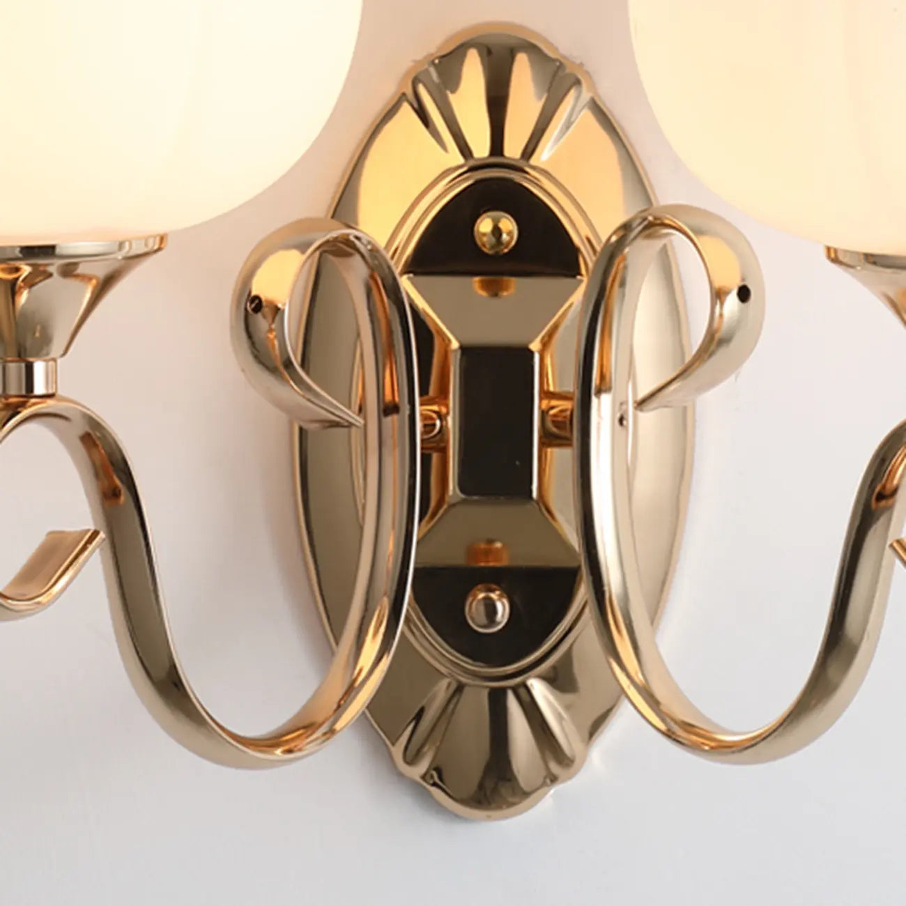 Applique murale blanche à demi-lumière avec abat-jour en verre pour salon