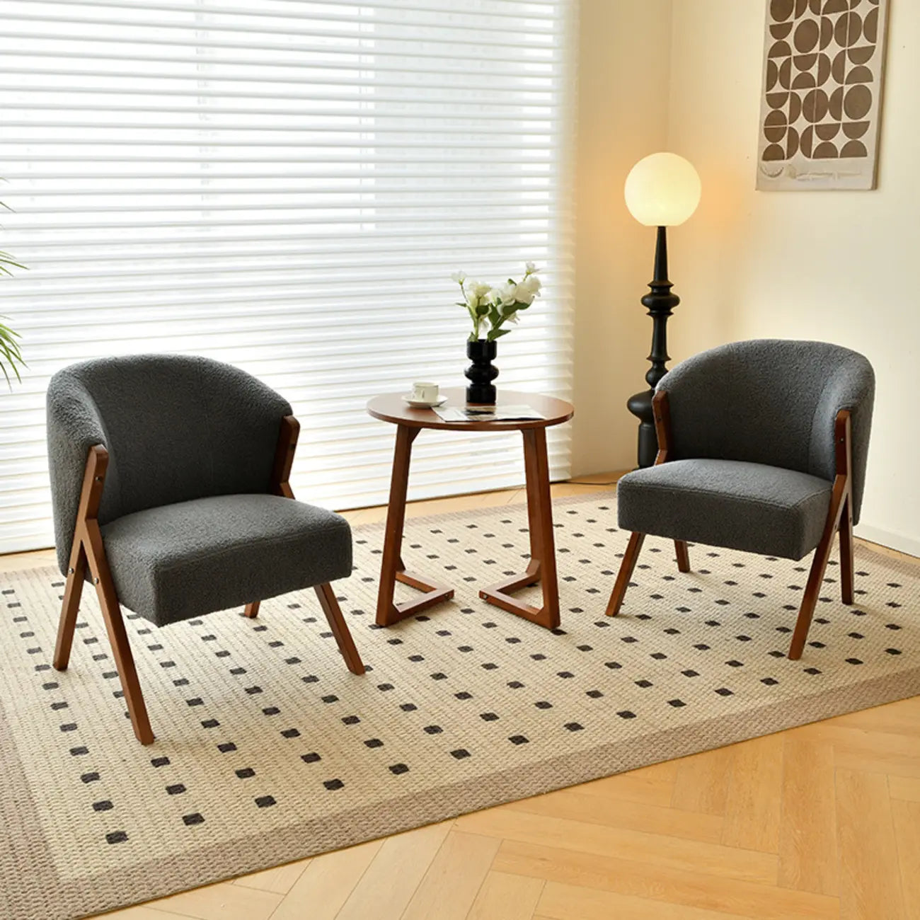 Fauteuil d'appoint en tissu gris glamour avec pieds en bois pour salon