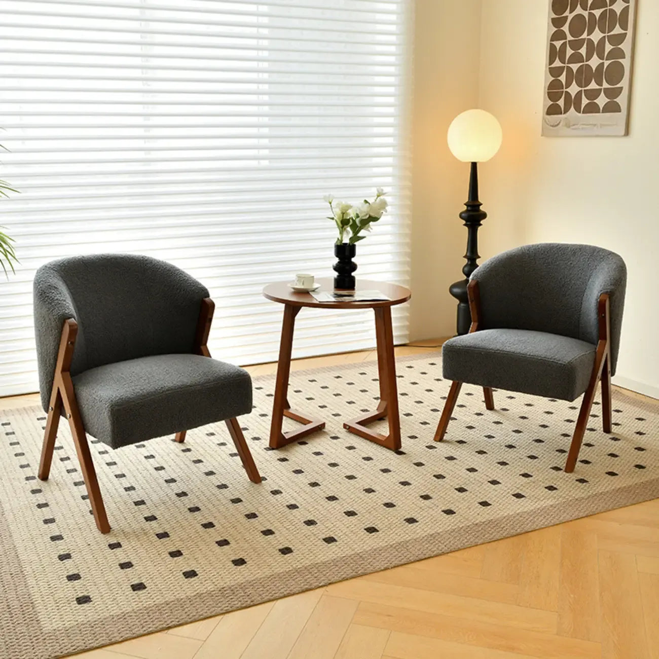 Fauteuil d'appoint en tissu gris glamour avec pieds en bois pour salon