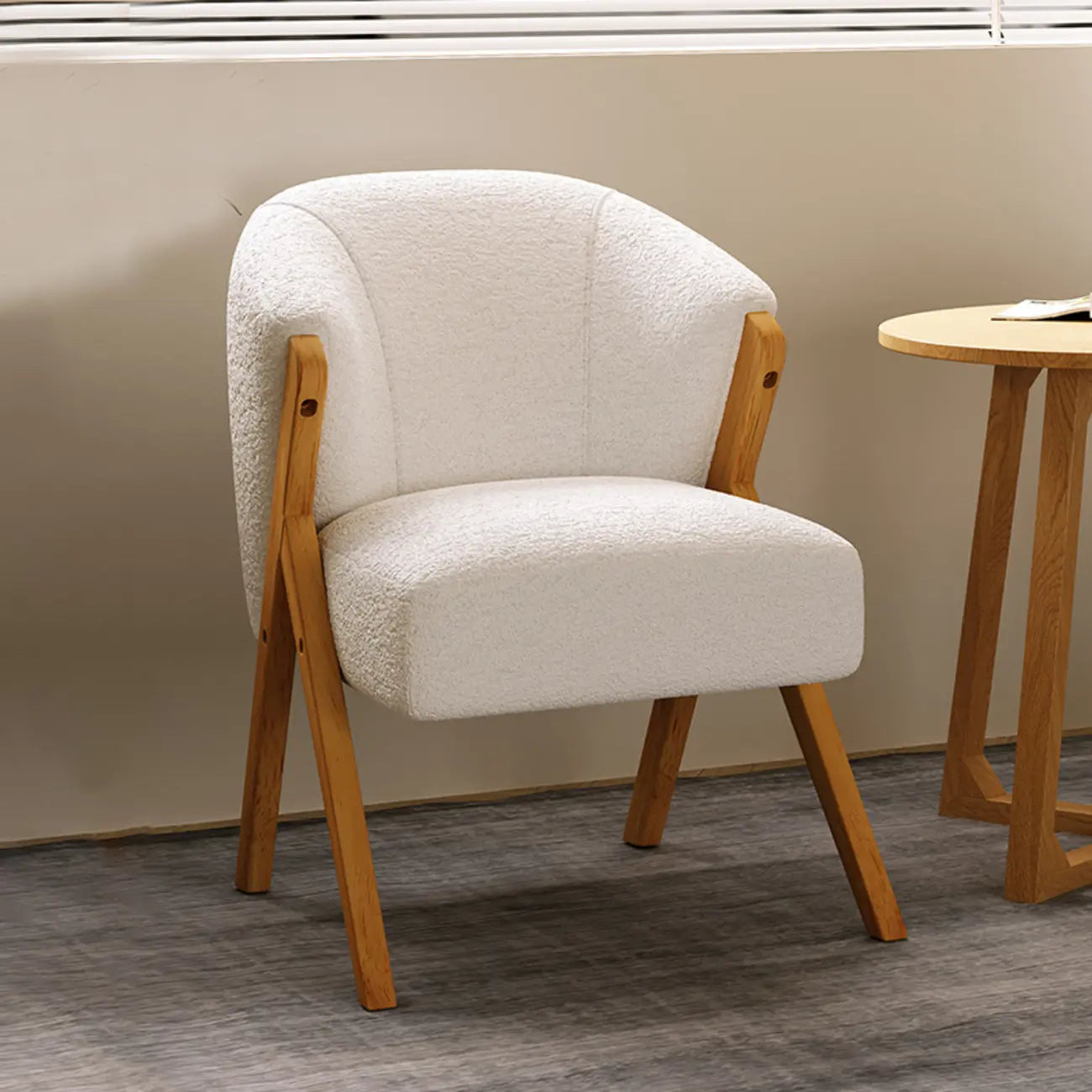 Fauteuil d'appoint en tissu gris glamour avec pieds en bois pour salon