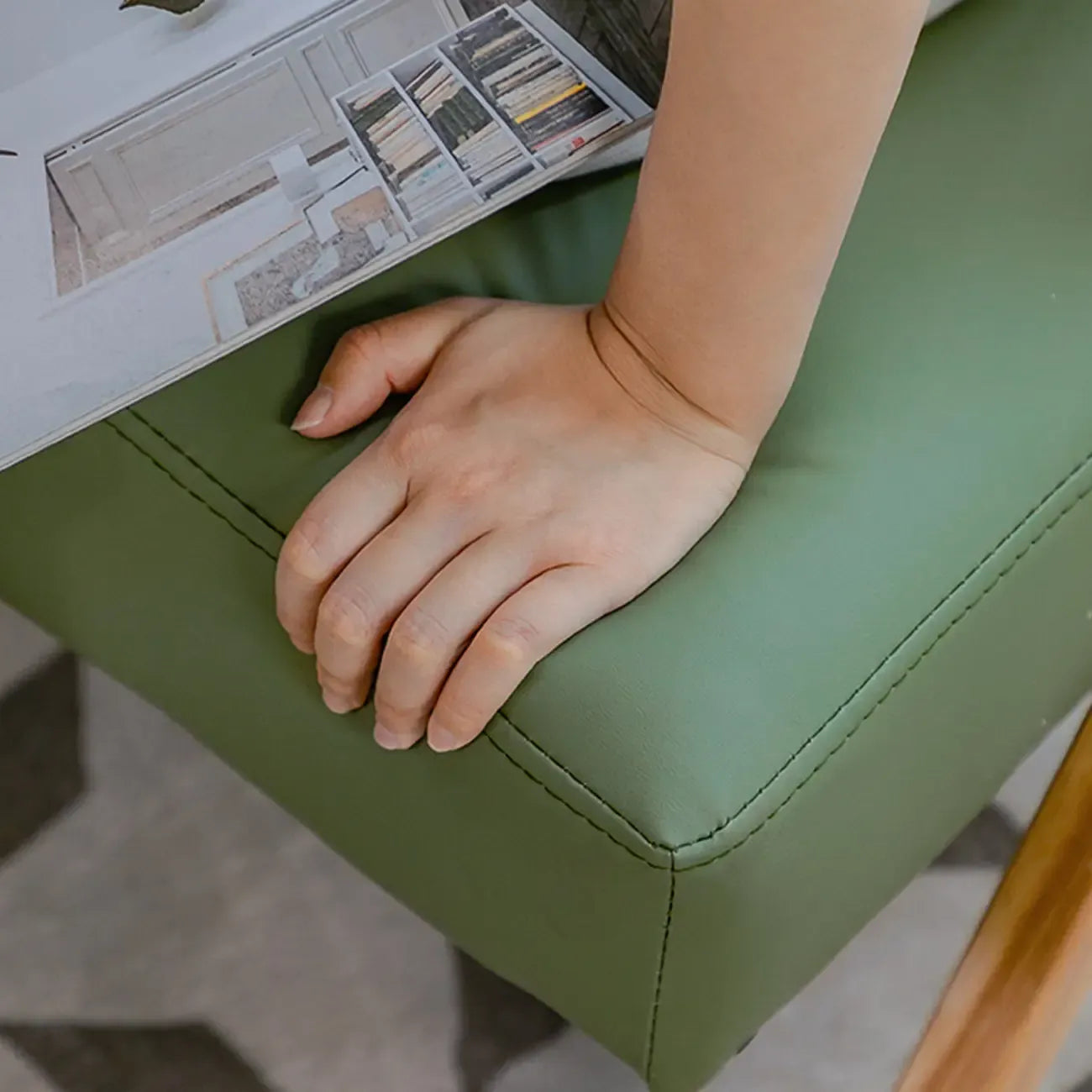 Fauteuil d'appoint en tissu gris glamour avec pieds en bois pour salon