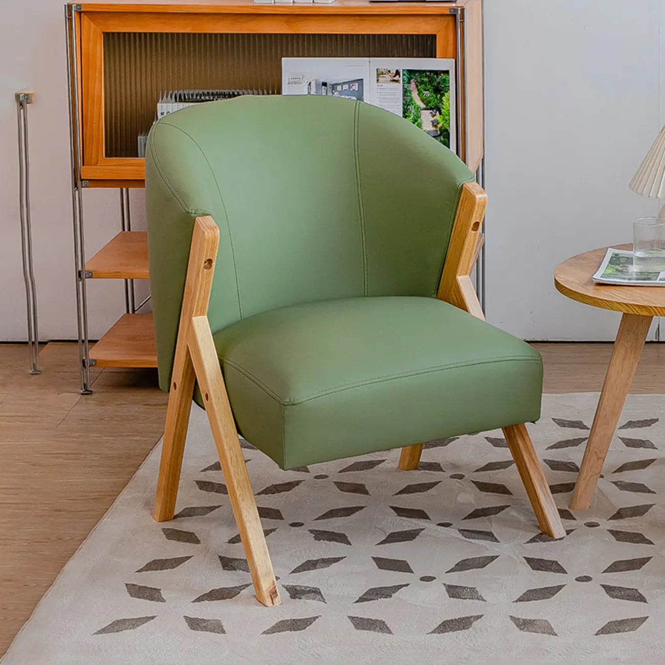 Fauteuil d'appoint en tissu gris glamour avec pieds en bois pour salon