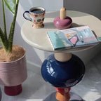 Table d'appoint ronde et colorée en fibre de verre empilée