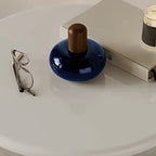Table d'appoint ronde et colorée en fibre de verre empilée