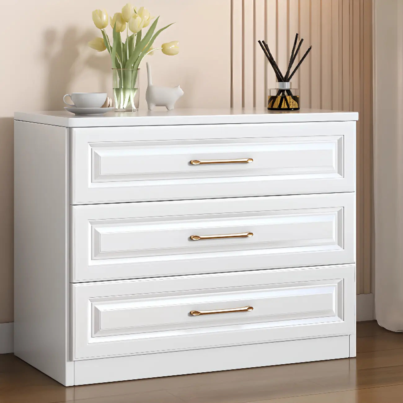 Coffres de rangement modernes et élégants en bois blanc avec poignées dorées