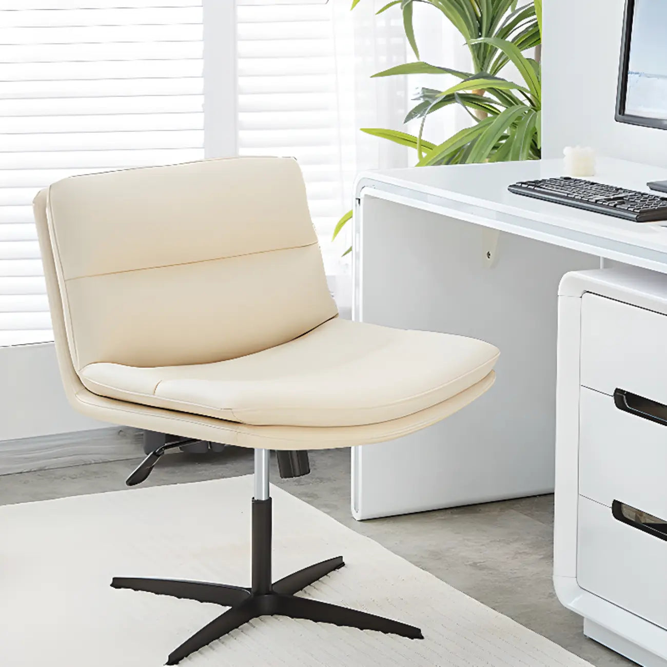 Fauteuil de bureau pivotant large sans accoudoirs en cuir beige