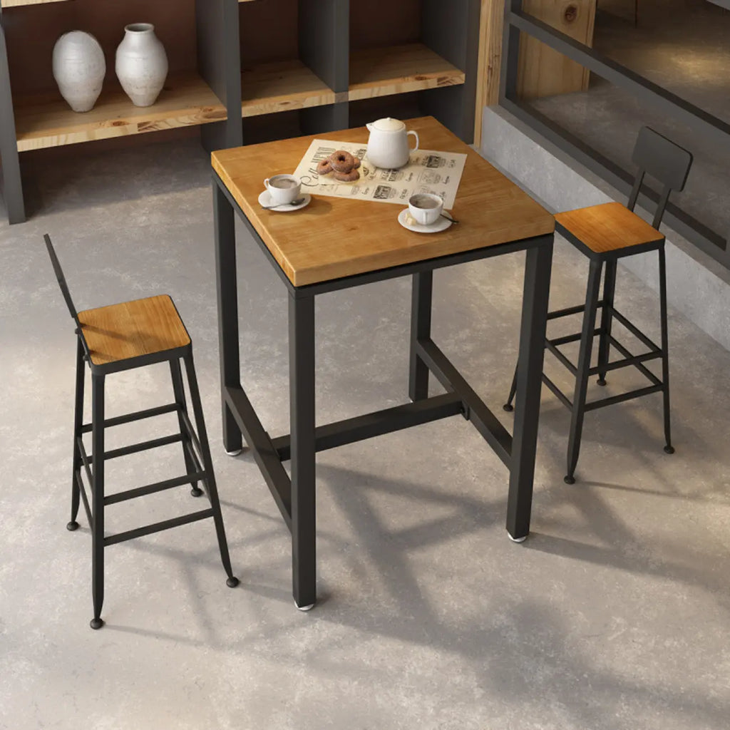 Table haute de bar de style industriel avec plateau en bois et repose-pieds pour les repas